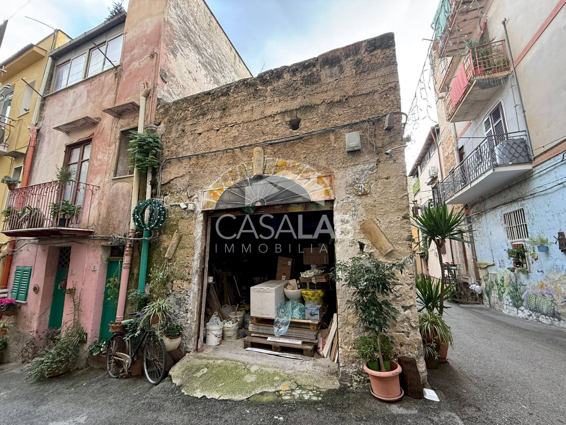 Foto 1 - Magazzino via trionfo
 
1, Carini - foto 1