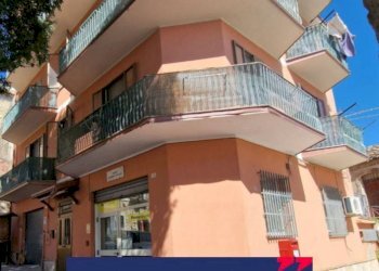 Negozio piazza Francesco Fragale, Andali - foto 2