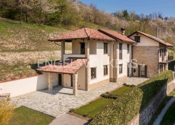 Facciata - Rustico strada da Serrato Langhe, Cerretto Langhe - foto 1