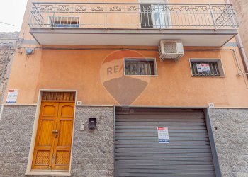 Edificio all\'aperto - Casa indipendente Via Laudani
 
85, Biancavilla - foto 1