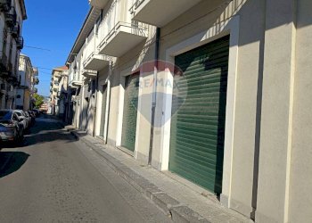 Edificio all\'aperto - Negozio via Alessandro Manzoni
 
10, 12a, Giarre - foto 1