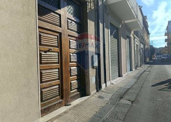 Edificio all\'aperto - Negozio via Alessandro Manzoni
 
10, 12a, Giarre - foto 3