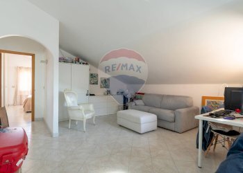 Sala da pranzo - Quadrilocale Via Santa Maria La Stella
 
95, Aci Sant'Antonio - foto 7