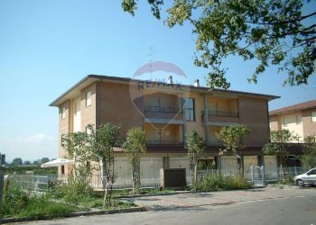 ESTERNO PALAZZINA CON POSTI AUTO PUBBLICI - Bilocale Via Dino Buzzati
 
33, Reggio nell'Emilia - foto 2