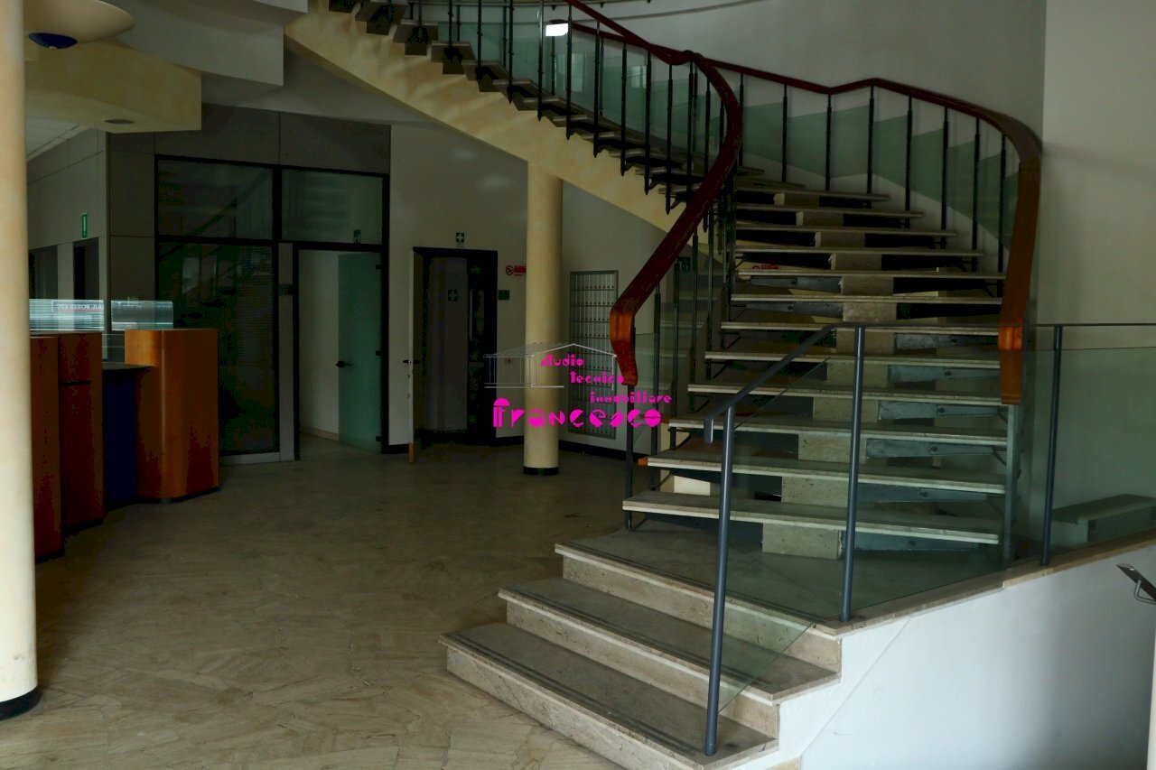 Veduta della bellissima scala di collegamento con il piano primo - Ufficio Via Francesco Berni, Empoli - foto 3