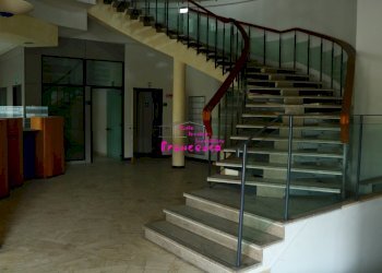 Veduta della bellissima scala di collegamento con il piano primo - Ufficio Via Francesco Berni, Empoli - foto 3