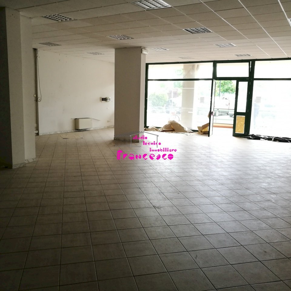 Veduta delle vetrine del fondo commerciale - Commercial Premises Via Francesco Berni, Empoli - photo 1