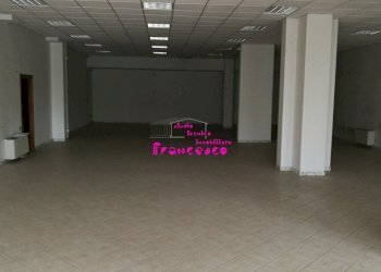 Veduta d\'insieme del fondo commerciale - Locale Commerciale Via Francesco Berni, Empoli - foto 3