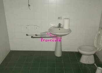 Veduta di uno dei due bagni - Locale Commerciale Via Francesco Berni, Empoli - foto 4