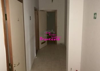 Veduta del disimpegno di accesso agli uffici e bagni - Locale Commerciale Via Francesco Berni, Empoli - foto 5