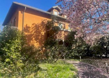 Facciata - Villa via Calcinate, 2, Gavirate - foto 2