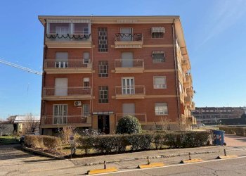 Facciata - Trilocale viale Eloisia Barbaroux, 45, Carmagnola - foto 1