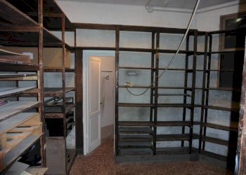 Ripostiglio - Attività Commerciale via Benedetto Cairoli, 35, Genova - foto 9