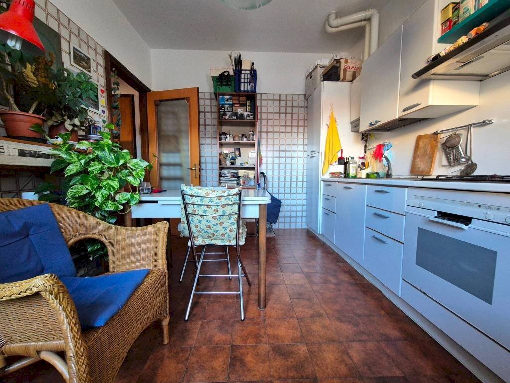 Cucina - Bilocale via Michele Coppino, 27, Cuneo (zona Centro) - foto 2