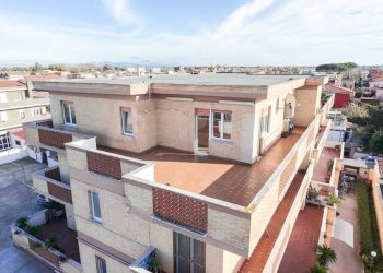 Facciata - Attico via Coni Zugna, Fiumicino - foto 1