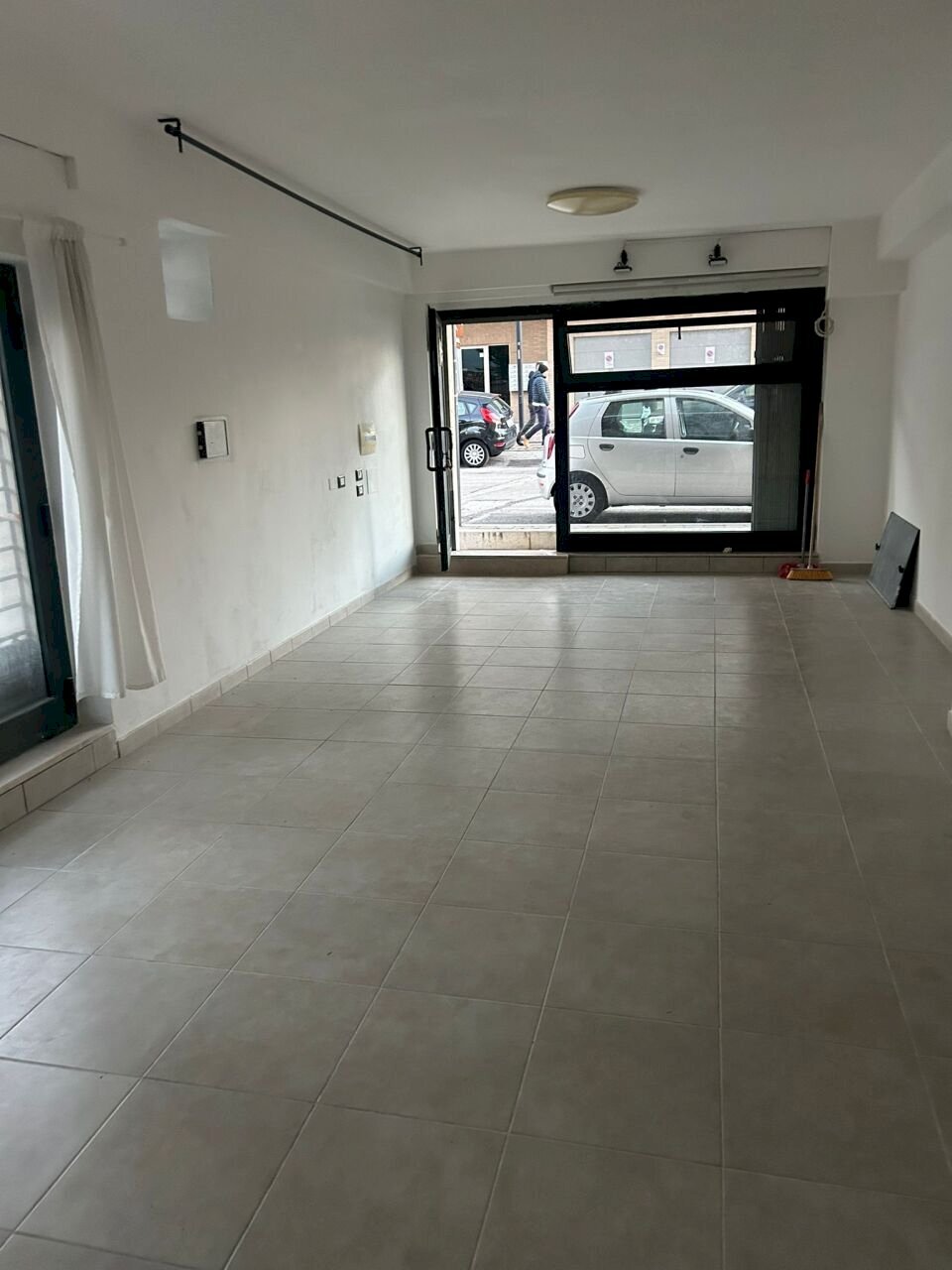 WhatsApp Image 2025-12-12 at 16.28.52.jpeg - Locale Commerciale Via socrate 10, Pescara - foto 1