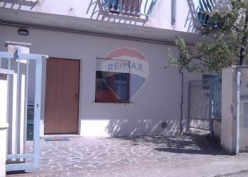 Edificio all\'aperto - Bilocale Via Caduti di Via Fani, Poggio Picenze - foto 2