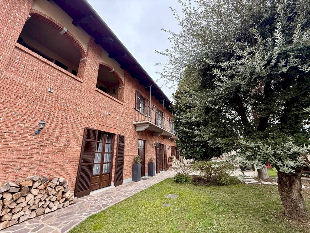 Facciata - Villa piazza Sud America, 2, Carmagnola - foto 1