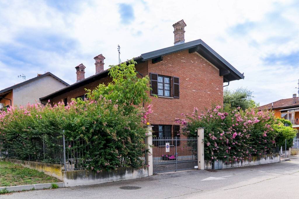 Facciata - Villa piazza Sud America, 2, Carmagnola - foto 2