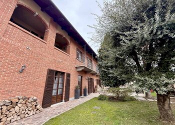 Facciata - Villa piazza Sud America, 2, Carmagnola - foto 1