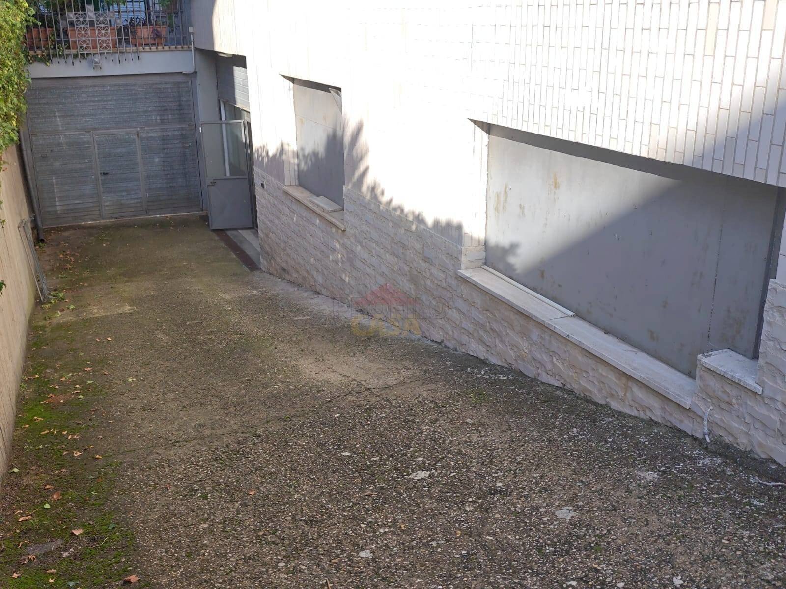 Foto 3 - Attività Commerciale Via Santeramo In Colle, Roma - foto 3