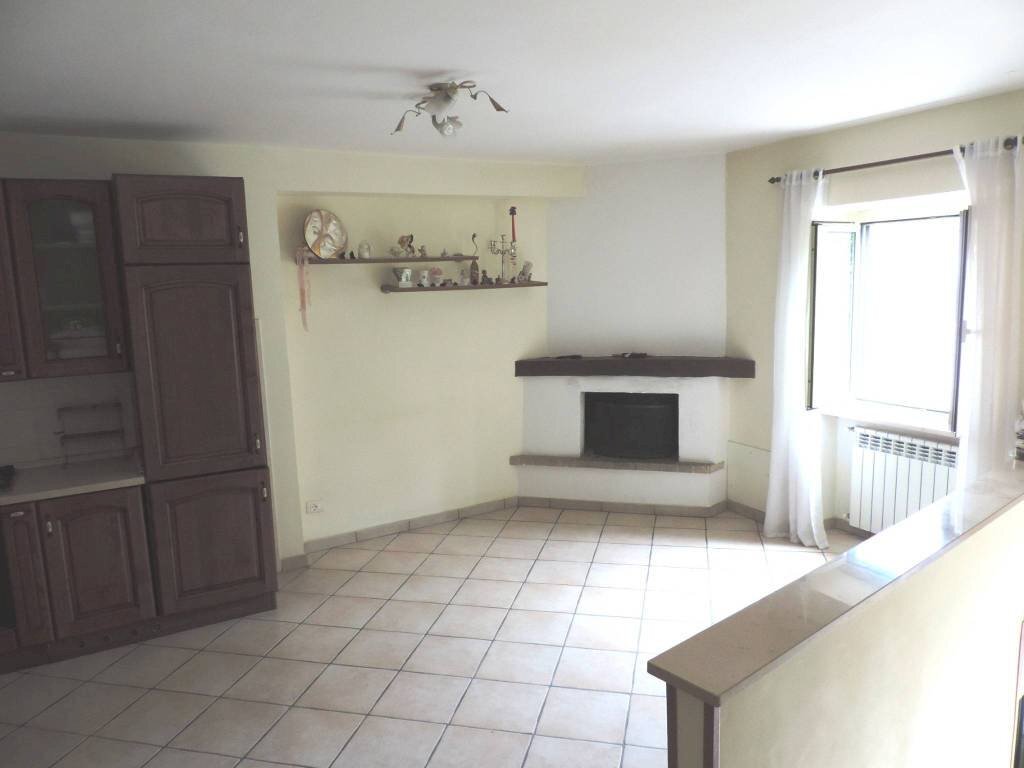 Salone - Three-room apartment via Santa Maria dei Santi, Fara in Sabina - photo 2
