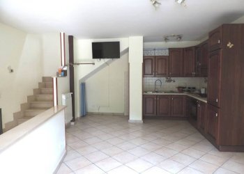 Cucina - Trilocale via Santa Maria dei Santi, Fara in Sabina - foto 1