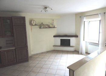 Salone - Trilocale via Santa Maria dei Santi, Fara in Sabina - foto 2