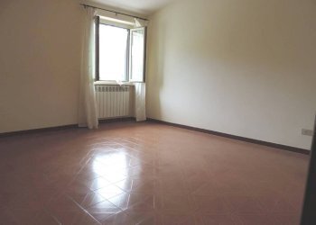 Camera da letto - Three-room apartment via Santa Maria dei Santi, Fara in Sabina - photo 5