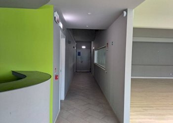 Interno palazzo - Negozio via Scornigiana, Pisa (zona Ospedaletto) - foto 6