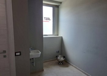 Bagno - Shop via Scornigiana, Pisa (neighborhood Ospedaletto) - photo 6
