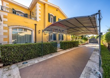 prospetto laterale e Tettoia - Villa Via Torre Ulisse
 
21, Carini - foto 11