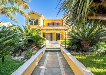 Viale pedonale d\'ingresso - Villa Via Torre Ulisse
 
21, Carini - foto 1