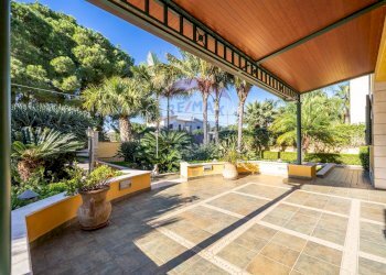 Portico con vista su giardino - Villa Via Torre Ulisse
 
21, Carini - foto 10