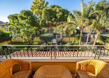 Vista giardino dal Terrazzo del primo piano - Villa Via Torre Ulisse
 
21, Carini - foto 19