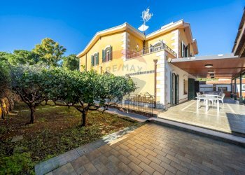 Prospetto laterale della villa con portico - Villa Via Torre Ulisse
 
21, Carini - foto 24