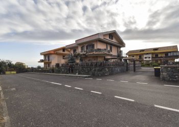 Edificio all\'aperto - Quadrilocale Via Giuseppe Alizzi
 
8, Riposto - foto 2