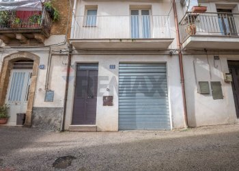 Edificio all\'aperto - Casa indipendente Via Pampallona
 
21-23, Caltagirone - foto 1
