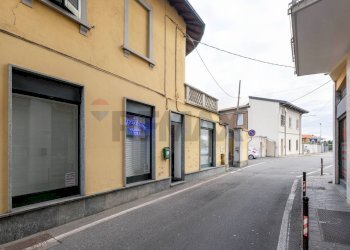 Edificio all\'aperto - Negozio Via Giuseppe Verdi
 
9, Casatenovo - foto 20