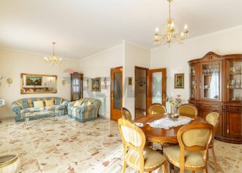 Sala da pranzo - Quadrilocale Via Aurelio Saffi
 
17, Catania - foto 1