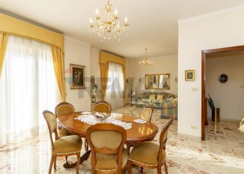 Sala da pranzo - Quadrilocale Via Aurelio Saffi
 
17, Catania - foto 7