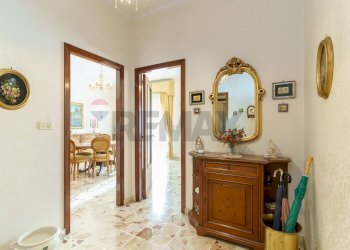 Hall / corridoio - Quadrilocale Via Aurelio Saffi
 
17, Catania - foto 8