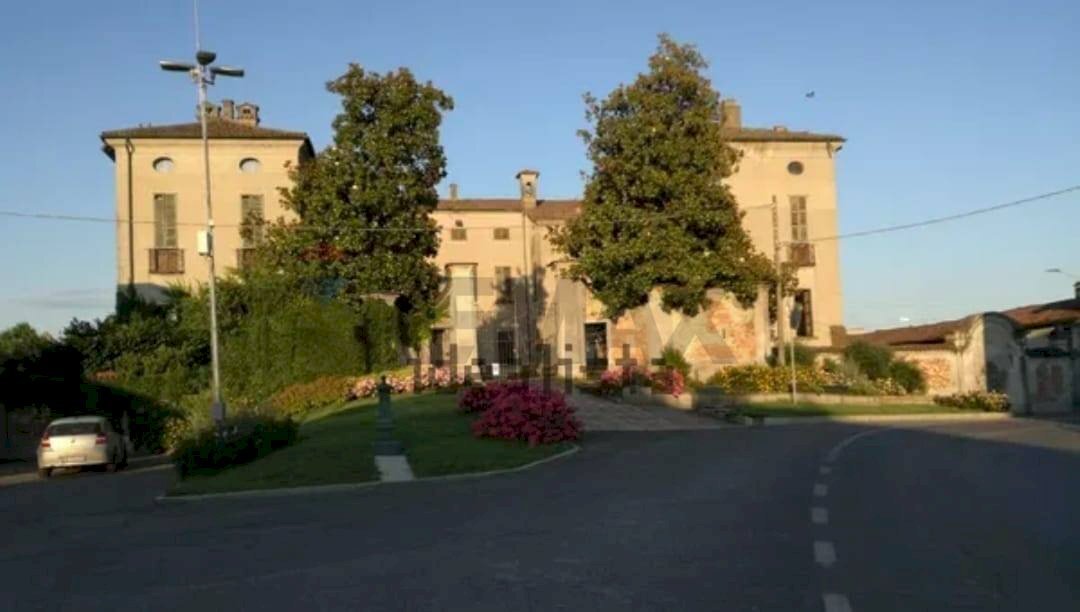 Edificio all\'aperto - Bilocale piazza 25 aprile, Zerbo - foto 1