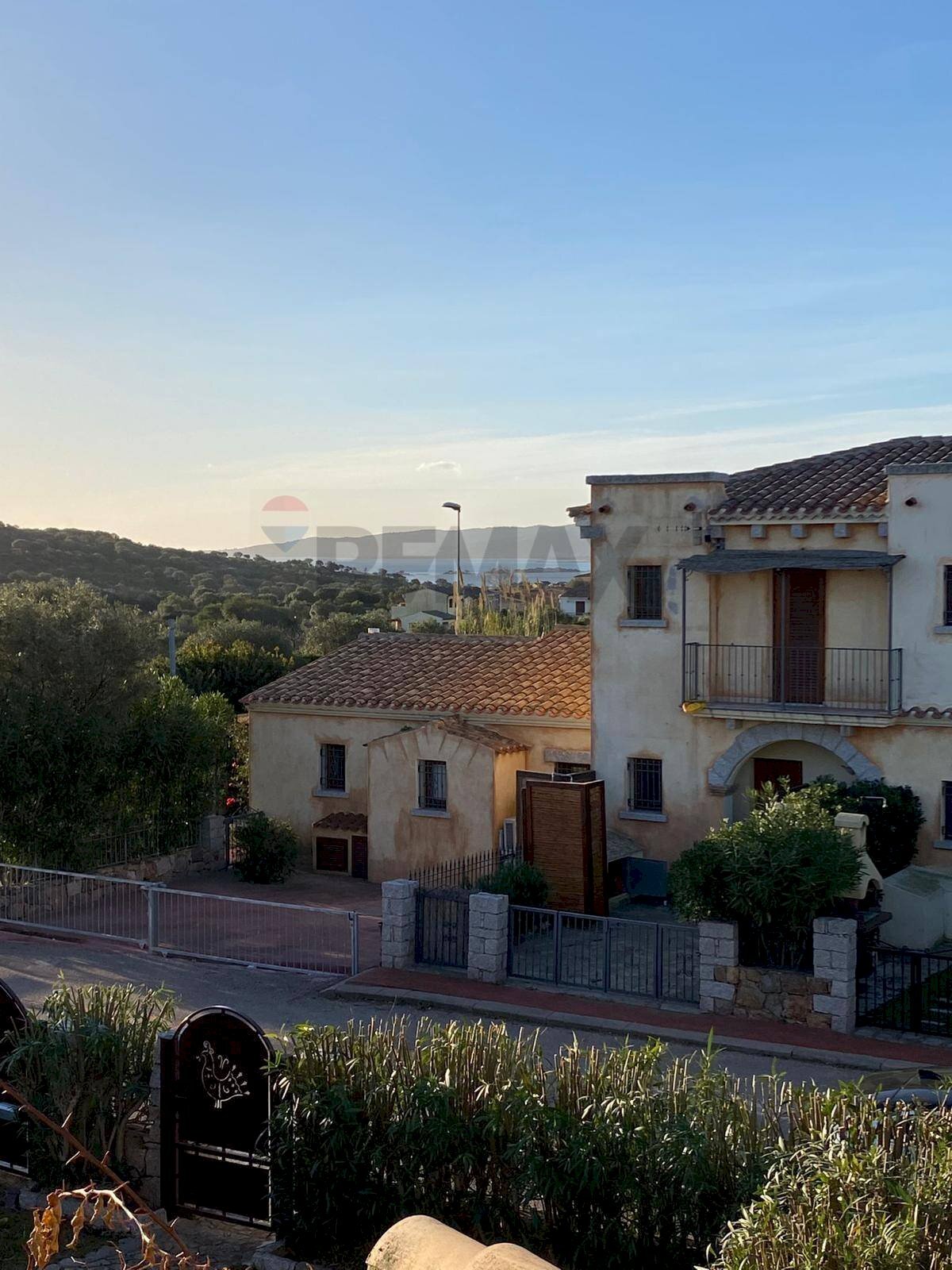 Edificio all\'aperto - Villa a Schiera via stromboli
 
2, San Teodoro - foto 1