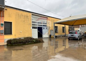 Edificio all\'aperto - Attività Commerciale via europa unita
9, Gazzuolo - foto 6