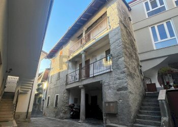 Edificio all\'aperto - Casa semi indipendente Via Garibaldi, Duno - foto 2