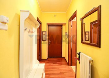 Hall / corridoio - Trilocale Via Cantine
 
19, Porto Ceresio - foto 16