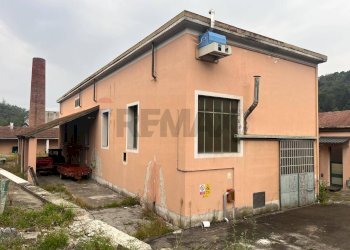 Casa all\'aperto - Capannone via Turati, Luino - foto 1