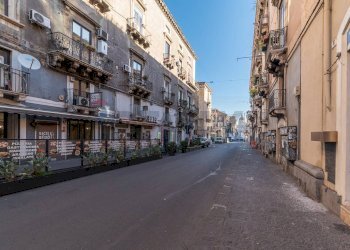 Edificio all\'aperto - Attività Commerciale Via Giuseppe Garibaldi
 
66, Catania - foto 2