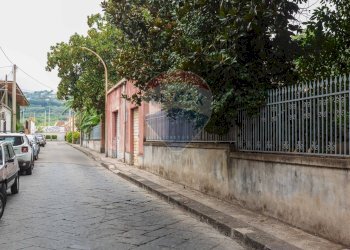 Edificio all\'aperto - Villa VIA REGINA MARGHERITA
 
83, Fiumefreddo di Sicilia - foto 2